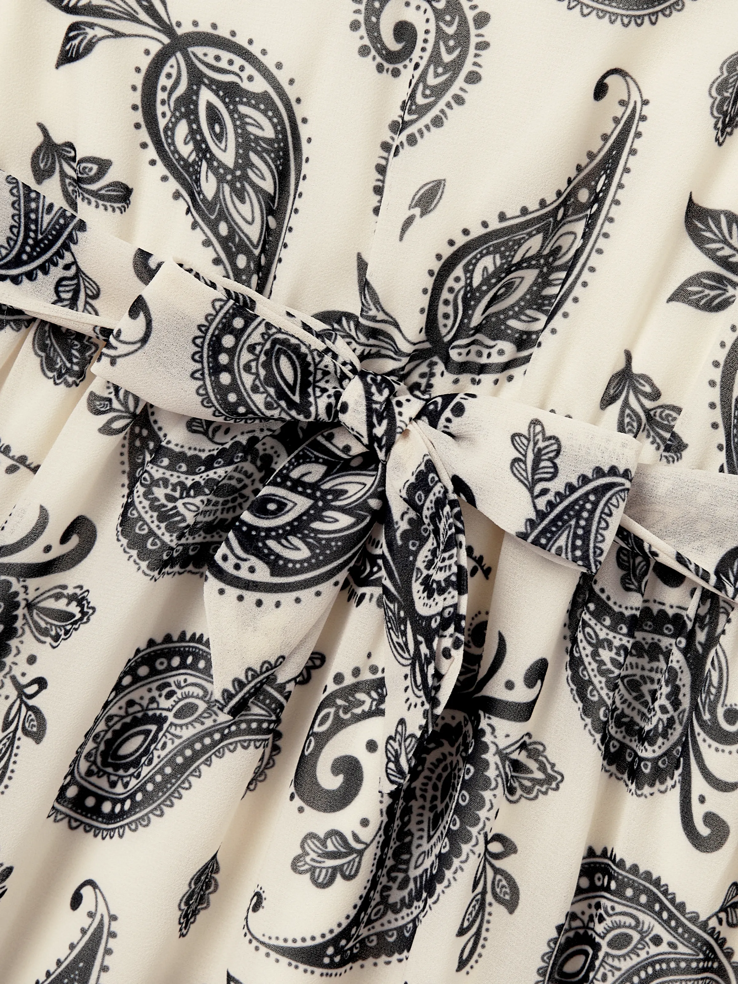 Family Matching Paisley Print Outfits Sleeveless Spaghetti Strap Dress & Cotton T-Shirt for Mom, Dad, & Kids Perfect for Family Outings & Photos
Black - Image 11